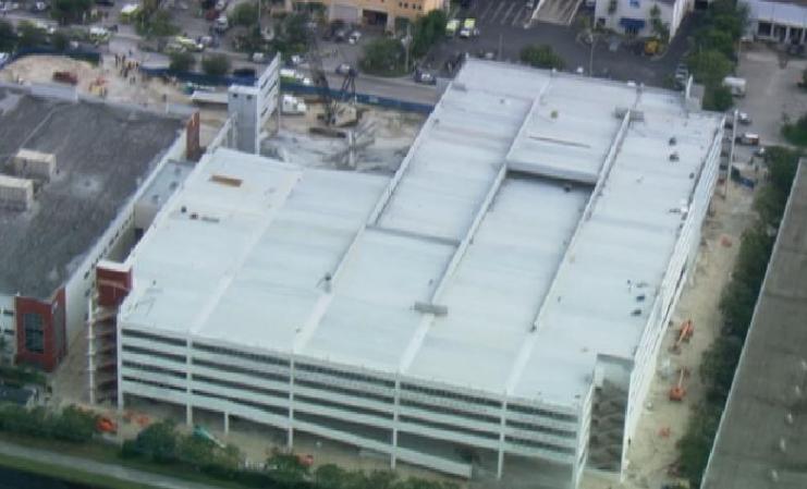 Imágenes tomadas desde el helicóptero deTelemundo 51 tras derrumbarse un garaje de varios pisos en el recinto del Miami-Dade College del Doral