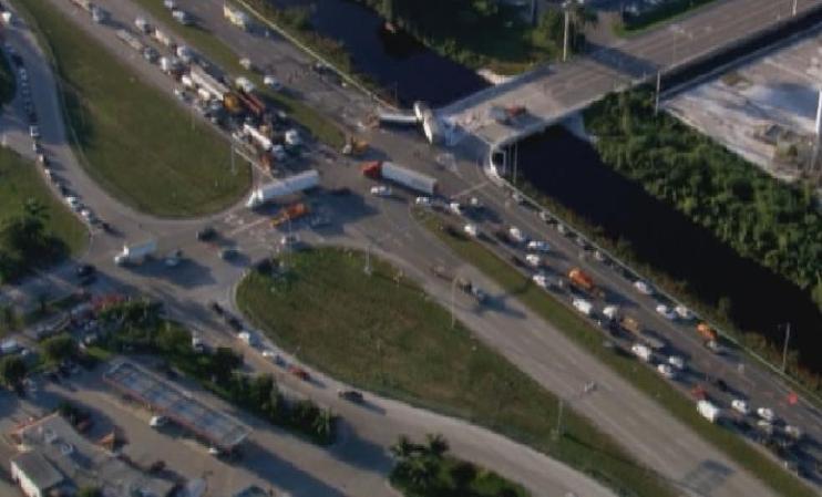 Imágenes de un accidente entre dos camiones ocurrido en Okeechobee Road.