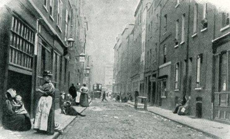 El barrio de Whitechapel era conocido en aquella época como un refugio de ladrones, y como un gran prostíbulo callejero.