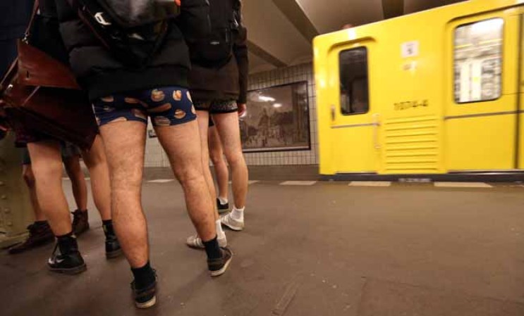 Ciudades del mundo celebran la quinta edición del día sin pantalones en el metro.