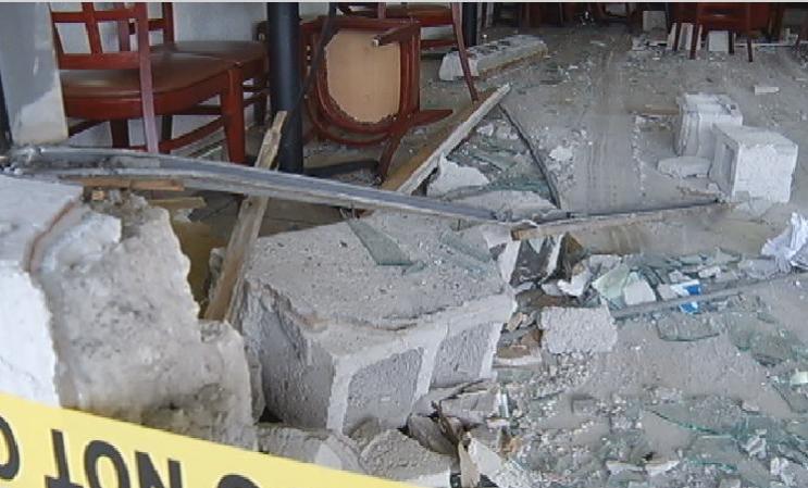 Daños causados por el auto que quedó empotrado en el restaurante.