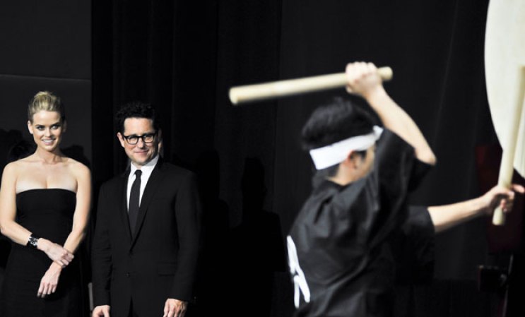 13 DE AGOSTO, 2013: La actriz Alice Eve y el director J.J. Abrams participan en el estreno de "Star Trek: Into Darkness" en Tokio, Japón.