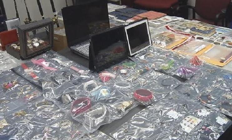 La policía busca a los propietarios de estos objetos robados en casas de Miami, Miami Beach y el condado de Collier.