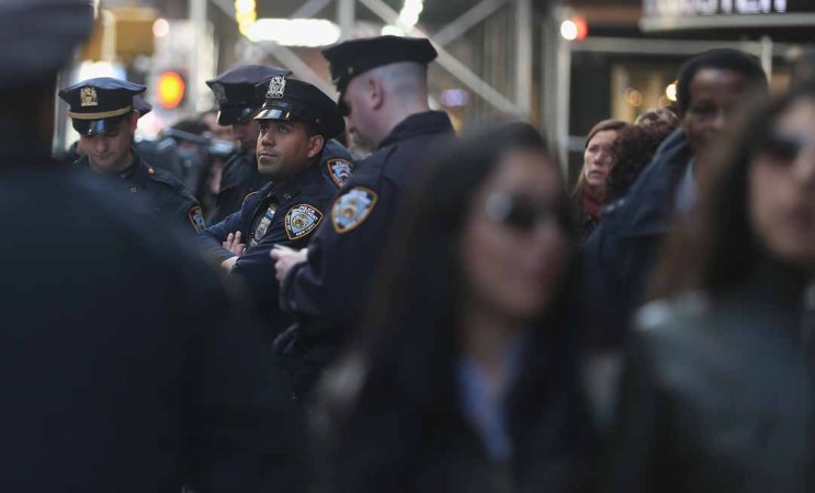 Funcionarios de la policía de NY reunidos a las afueras de Times Square en Manhattan, coordinando el plan de seguridad para la ciudad de NY.