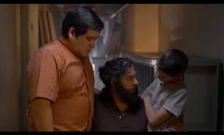 Escobar se despide de sus hijos antes de que ellos y su mamá se marchen a Estados Unidos.