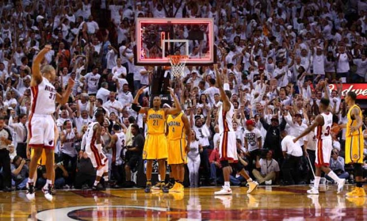 El Heat de Miami derrota espectacularmente a los Peacers de Indiana en tiempo extra 103-102 con soberbia canasta de Lebron James.