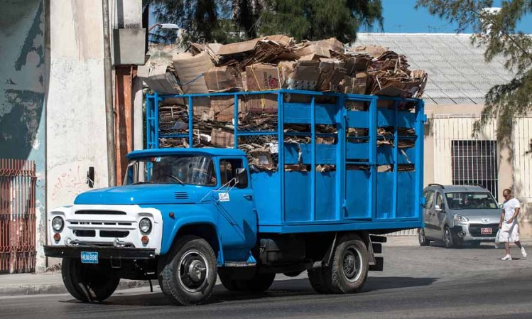 13 DE FEBRERO: Un camión transporta cajas de cartón para su reciclaje en La Habana.