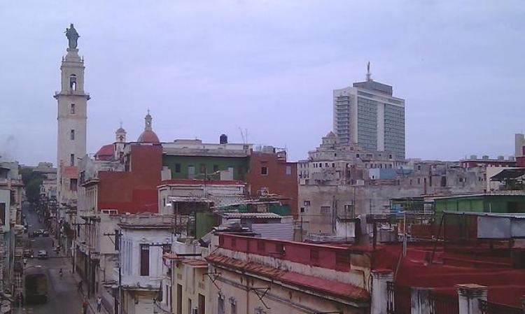 Carmenchu, una amiga de Telemundo51.com, nos envió este álbum fotográfico donde se muestran aspectos sublimes y también deplorables de la capital cubana.<br />Esta es una vista Panoramica de Centro Habana
