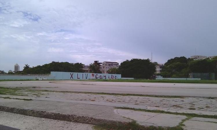 Estadio Universitario con su piscina rota