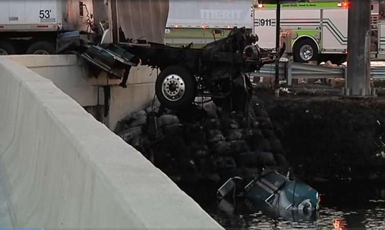 Imágenes de un accidente entre dos camiones ocurrido en Okeechobee Road.
