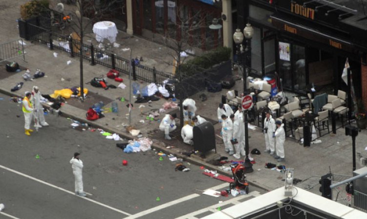En Boston, los detectives especializados en este tipo de situaciones peinaron la zona de los atentados en busca de evidencias.