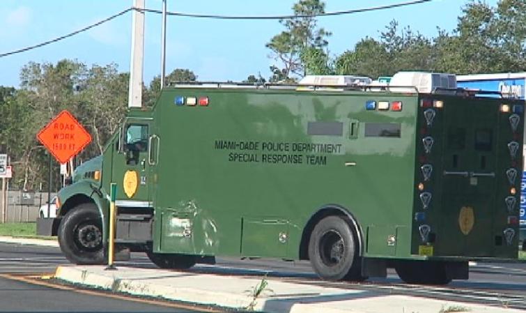Fotos de la búsqueda de un hombre acusado de secuestro y de haber disparado contra una sargento de la policia en el sur de Miami-Dade.
