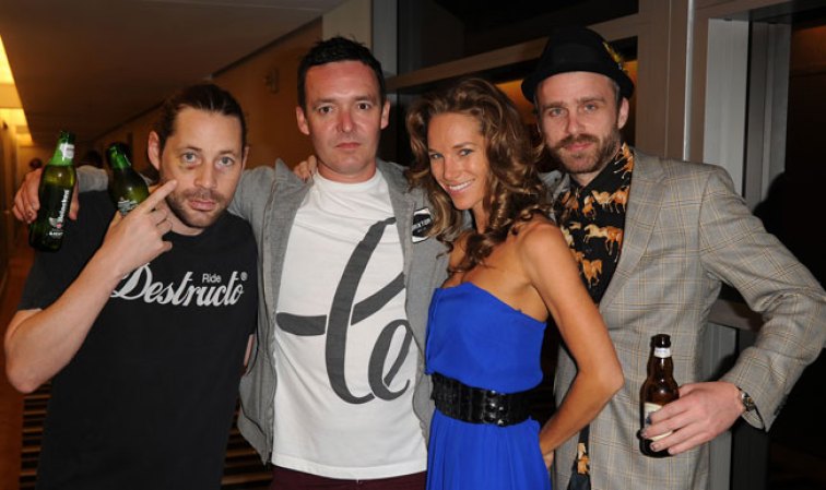 Ashley Davis junto con sus invitados a la muestra The Arts Fund at Boulan South Beach Penthouse.