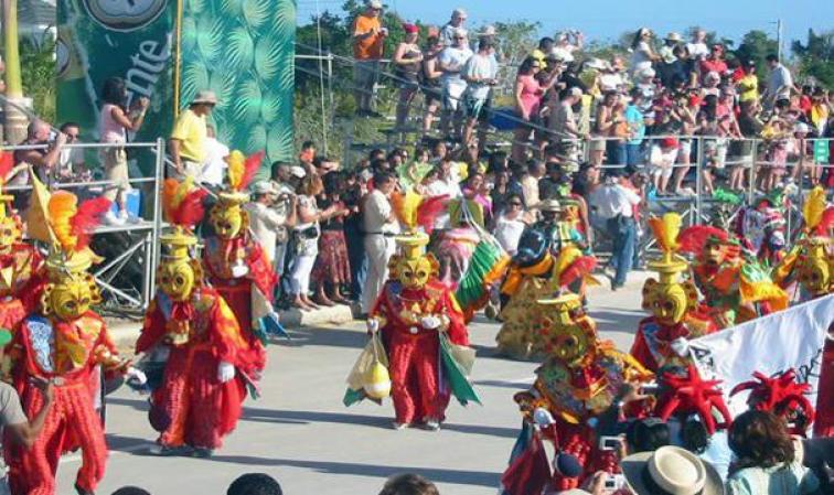 Los dominicanos celebran por todo lo alto durante el mes de febrero su fiesta de carnaval, la cual culmina el 27 de febrero con la fiesta del Día de Independencia.