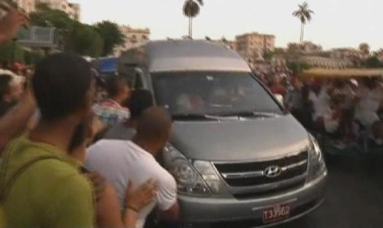 Beyonce y Jay Z salen en un SUV rodeados de guardaespaldas y del público habanero.