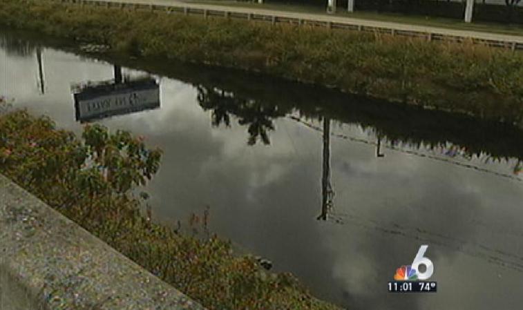 Aparentemente el chofer se dio a la fuga al chocar en la I-75 para acabar accidentándose en el Palmetto y muriendo ahogado en el canal.