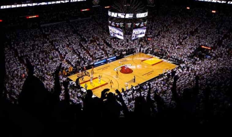 El Heat de Miami derrota espectacularmente a los Peacers de Indiana en tiempo extra 103-102 con soberbia canasta de Lebron James.
