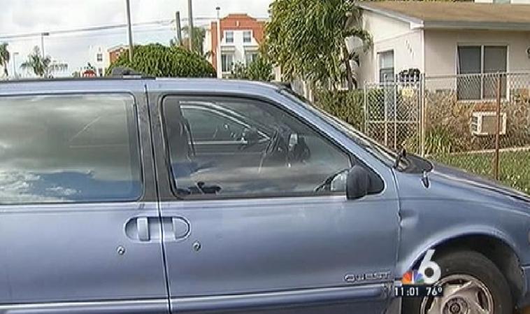 El capitán de la policía de Davie, Dale Engle, dijo que el padre colocó una manguera al tubo de escape de la furgoneta y lo introdujo dentro del vehículo.