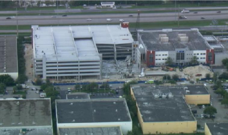 Imágenes tomadas desde el helicóptero deTelemundo 51 tras derrumbarse un garaje de varios pisos en el recinto del Miami-Dade College del Doral.