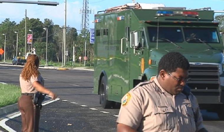 Fotos de la búsqueda de un hombre acusado de secuestro y de haber disparado contra una sargento de la policia en el sur de Miami-Dade.