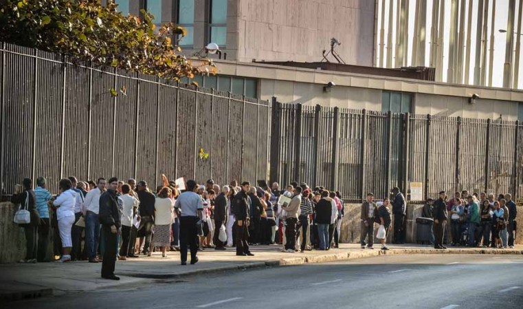 11 DE MARZO: Una larga línea de cubanos frente a la Sección de Intereses de Estados Unidos (SINA) en La Habana para obtener la visa para viajar a los EEUU.