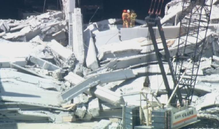 Imágenes tomadas desde el helicóptero deTelemundo 51 tras derrumbarse un garaje de varios pisos en el recinto del Miami-Dade College del Doral.