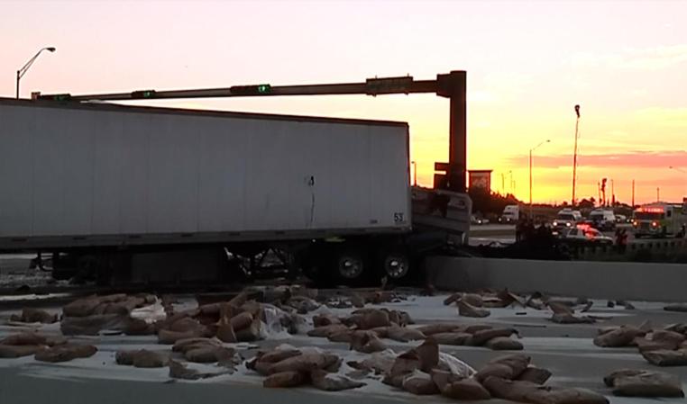 Imágenes de un accidente entre dos camiones ocurrido en Okeechobee Road.
