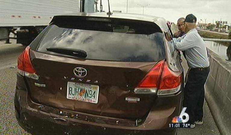 El conductor colisionó el Hyundai Sonata contra otro vehículo en el que viajaba una familia justo antes de las 7 a.m.