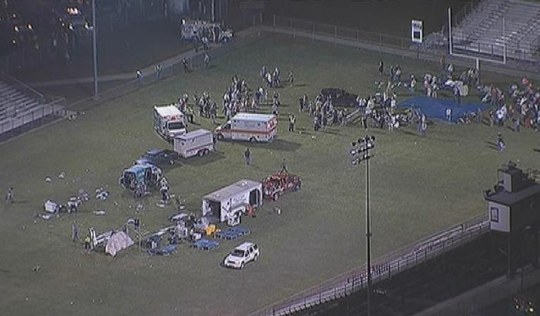 En el terreno deportivo se dio asistencia médica a las personas heridas. Ambulancias de toda la zona entraban y salían del lugar.