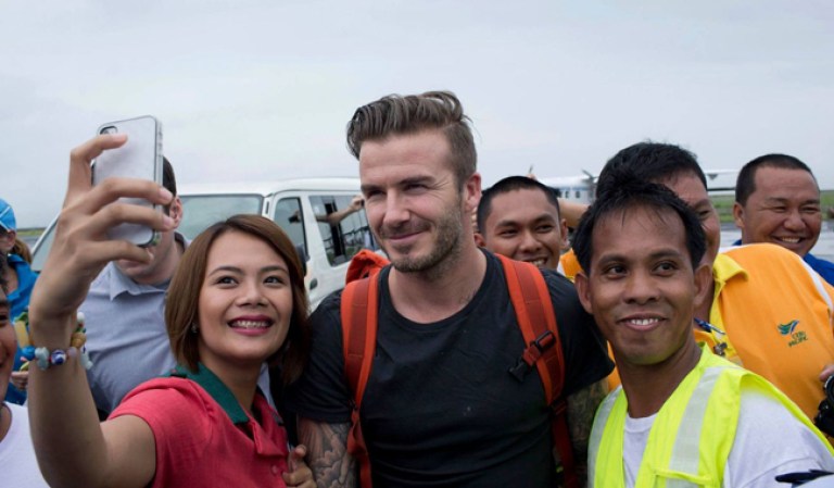 David Beckham visito a niños filipinos desplazados por el tifón Halyan que causó más de 6,200 muertos.