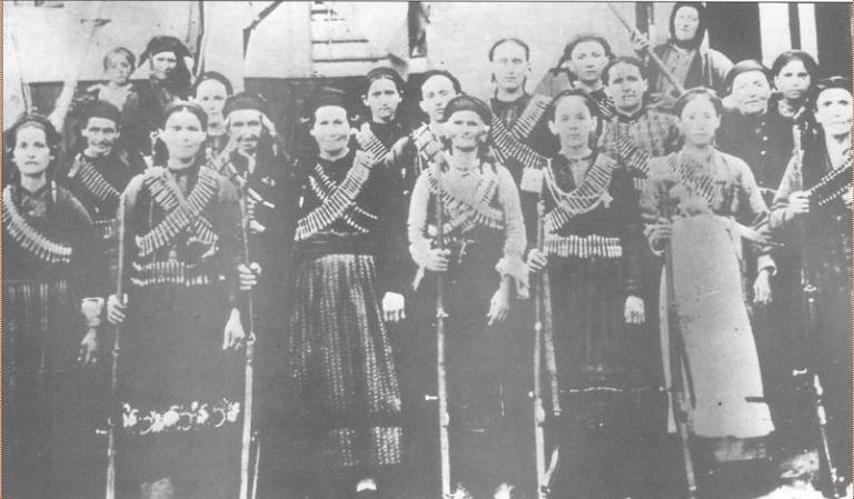 Mujeres y hombres la región balcánica de Epirote se alzaron en 1914 contra su incorporación al principado de Albania y formaron su propio país. Su independencia duró hasta 1921, cuando finalmente fue anexado por Albania.