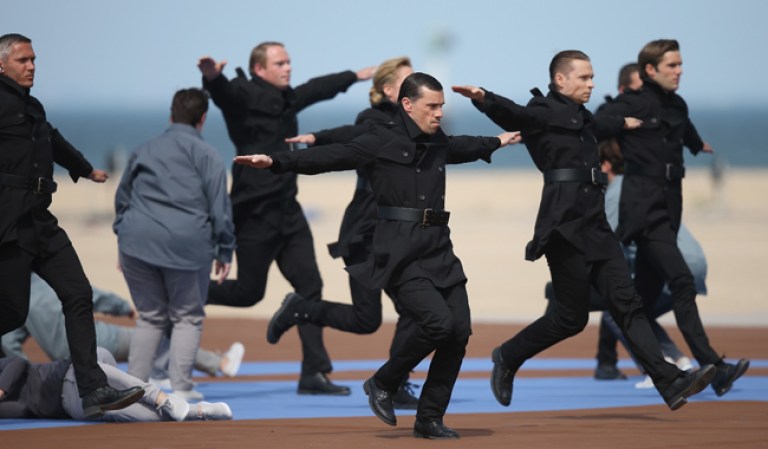 OUISTREHAM, FRANCE: Bailarines en el 70th aniversario de D-Day.