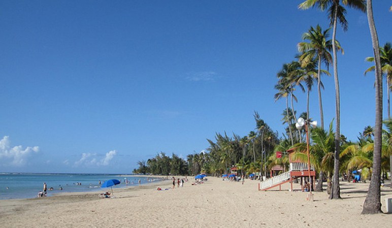 Luquillo Beach: ubicada en la costa noreste de Puerto Rico. Un mar cristalino y pacífico en el que se practican deportes y ejercicios acuáticos.