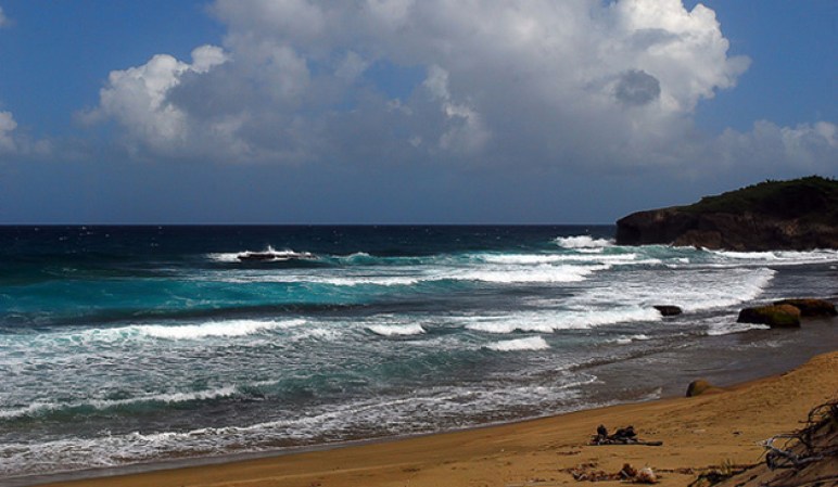 Joba Beach: una hermosa playa de surf en la costa noroeste de Puerto Rico, cerca de Isabela.