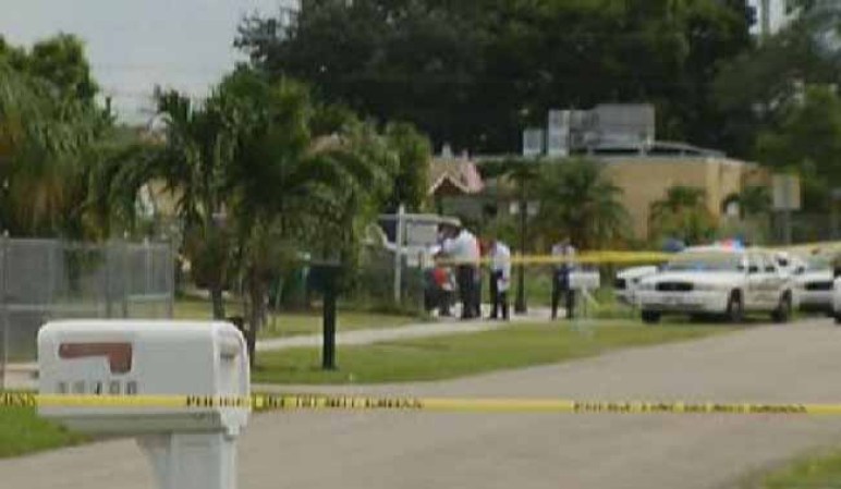 Ell hombre que viajaba en el Mercedes Benz era de origen hispano y previamente le había disparado a dos mujeres en el suroeste de Miami, en el área de la calle 189 y 123 Avenida, que fueron trasladas al Kendall Hospital en condición crítica.