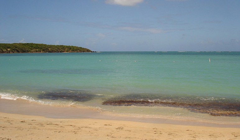 Seven Seas Beach, Fajardo: famosa por sus aguas cristalinas, área de acampar y facilidades para casas remolques.