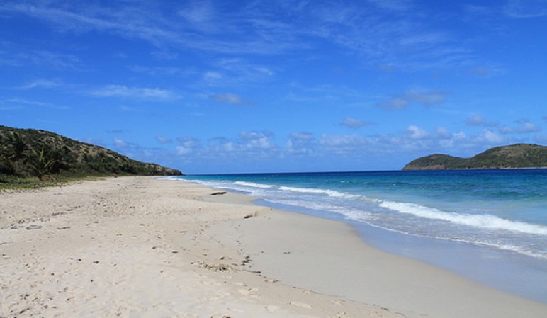 Zoni Beach: playa muy tranquila, el agua es extremadamente limpia y se respira paz.