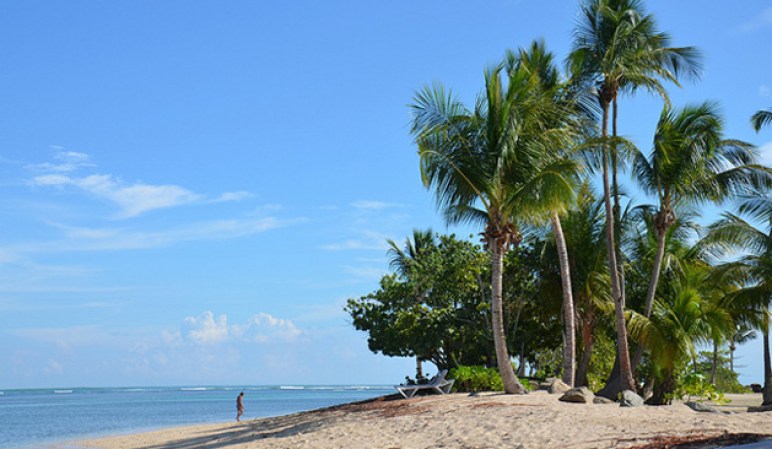 Y para terminar nuestro recorrido te presentamos una de playa alejada de Puerto Rico, donde disfrutarás del sol, agua y paz. Ideal para unos días de descanso absoluto.