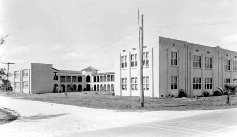 Otra vista del exterior de la escuela que data de 1930.