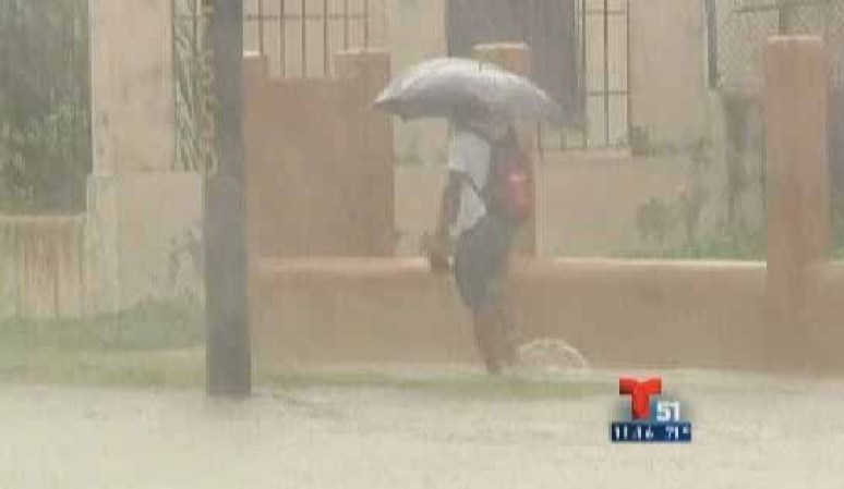 Habaneros bajo las intensas lluvias.