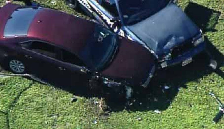 El sospechoso salió de la carretera y fue golpeado por el coche de un oficial justo antes de las 10:30 a.m.