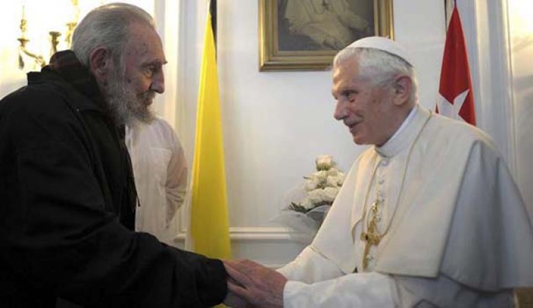 El papa Benedicto XVI, luego viajó a Cuba donde se reunió en La Habana con Fidel Castro.