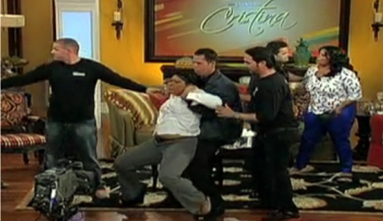 27 DE ENERO, 2012: El show "Pa'lante con Cristina", de Telemundo, se convirtió en un cuadrilatero de boxeo al estallar la violencia entre uno de los invitados y un miembro de la audiencia.