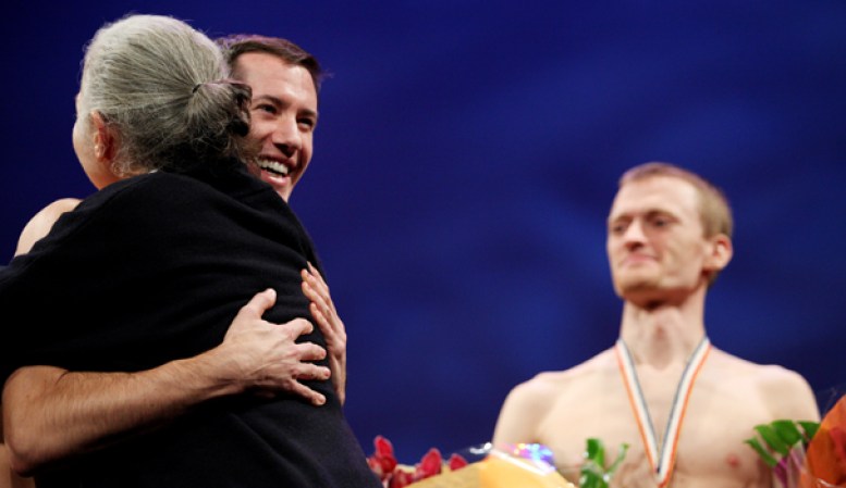 Jared McCann, de Nueva York, recibe felicitaciones tras quedar campeón en la categoría masculina.