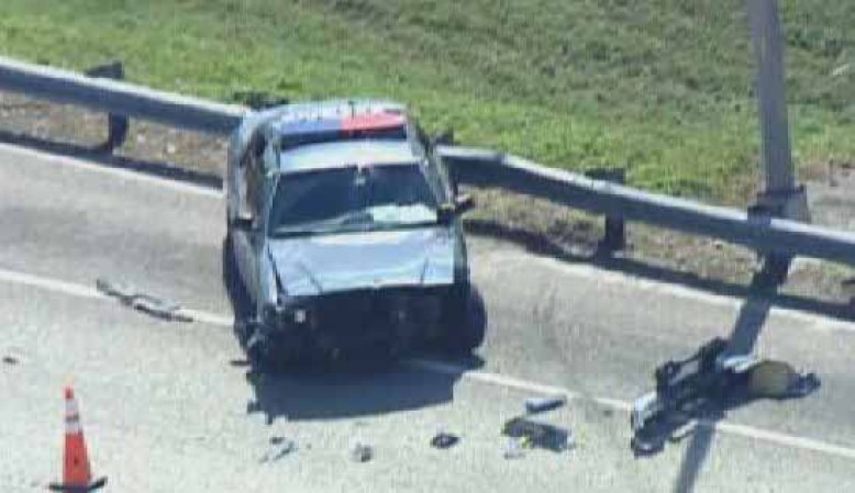 Durante la persecución, un oficial y su K-9 estuvieron involucrados en un accidente. El oficial sufrió heridas leves, pero el perro tuvo que ser llevado a un hospital para animales.