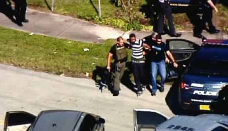 El sospechoso salió de la carretera y fue golpeado por el coche de un oficial justo antes de las 10:30 a.m.
