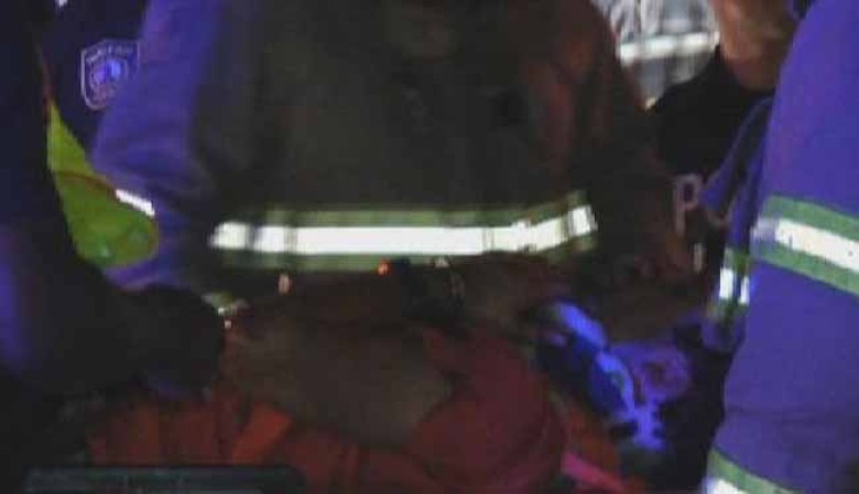 Es trasladado a una ambulancia.