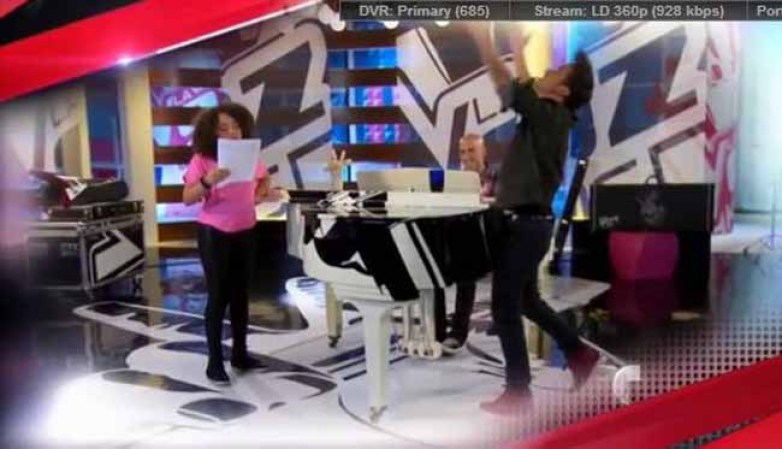 Prince Royce se emociona escuchándola.
