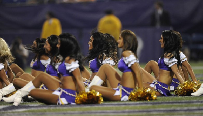 Las porristas de la NFL y del "football" universitario asombran con su belleza y su energía.