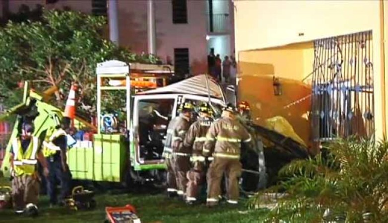 Un hombre identificado como Ramón Lorido que robó un camión de remolque llevó a las autoridades en una persecución antes de chocar el camión en un edificio de apartamentos en Hialeah la madrugada del miércoles 7 de agosto del 2013.